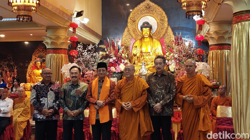 Ribuan Umat Buddha Rayakan Waisak di Wihara Ekayana Arama