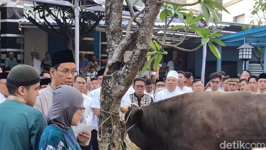 Menteri Keuangan Purbaya Yudhi Sadewa Serahkan Sapi Kurban Pribadi di Jakarta