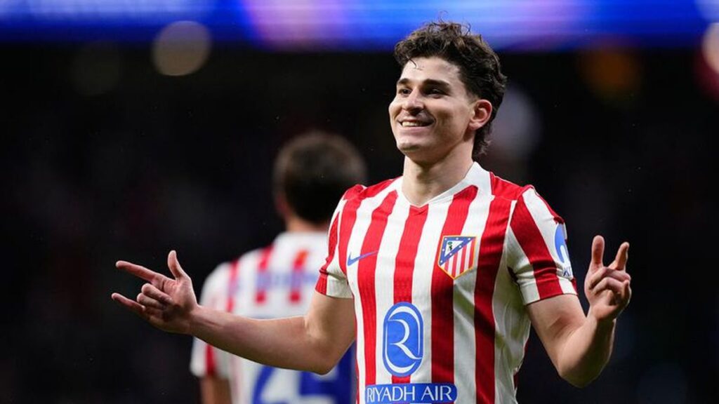 Agen Bantah Rumor Kepindahan Julian Alvarez ke Barcelona