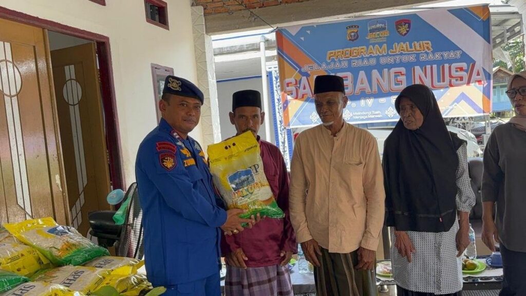 Ditpolairud Polda Riau Salurkan Sembako untuk Nelayan di Pulau Terluar