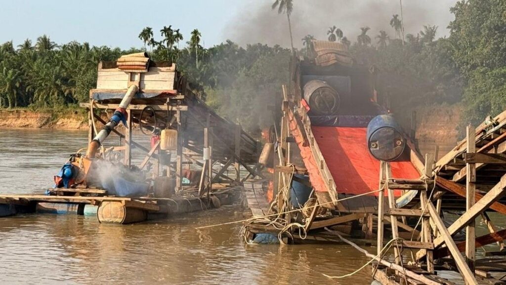 Polsek Cerenti Musnahkan Lima Rakit Dompeng Penambangan Emas Ilegal di Sungai Kuantan