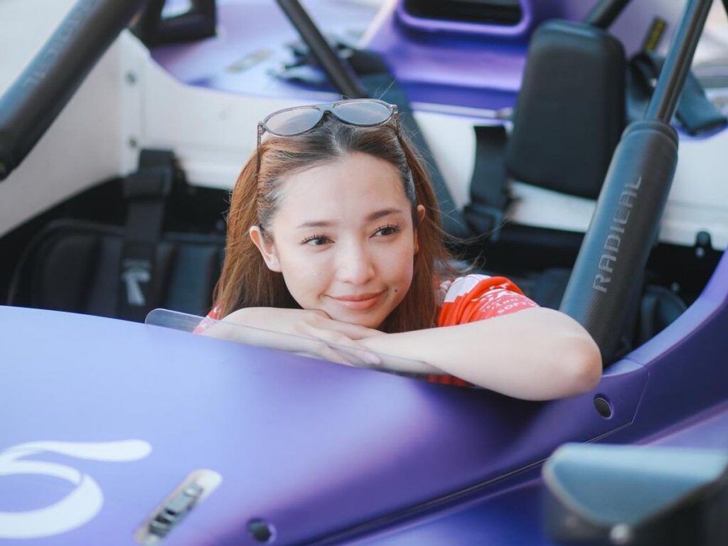 Manda Cello Jajal Mobil Balap Radical di Sirkuit Mandalika