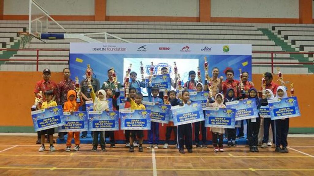 Ratusan Siswa SD Ikuti Festival Bulutangkis SenengMinton 2026 di Purwokerto