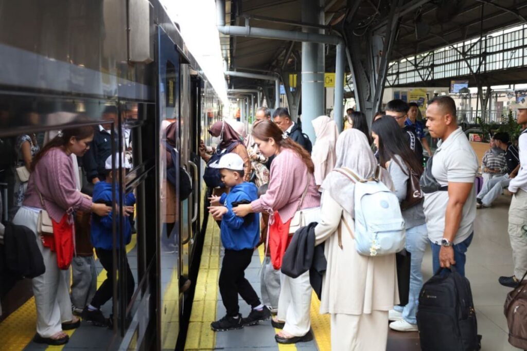 KA Jaka Tingkir dan KA Serayu Anjlok di Stasiun Pasar Senen