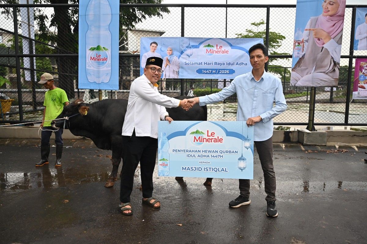 Le Minerale Bersama Masjid Istiqlal Salurkan Hewan Kurban