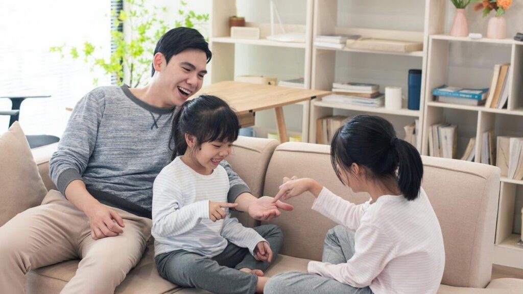 Mengenal Ciri Kepribadian Orang Tua yang Menerapkan Gentle Parenting