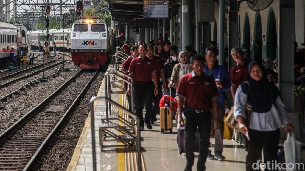 KAI Evakuasi Lokomotif dan Rangkaian Kereta Tergelincir di Pasar Senen