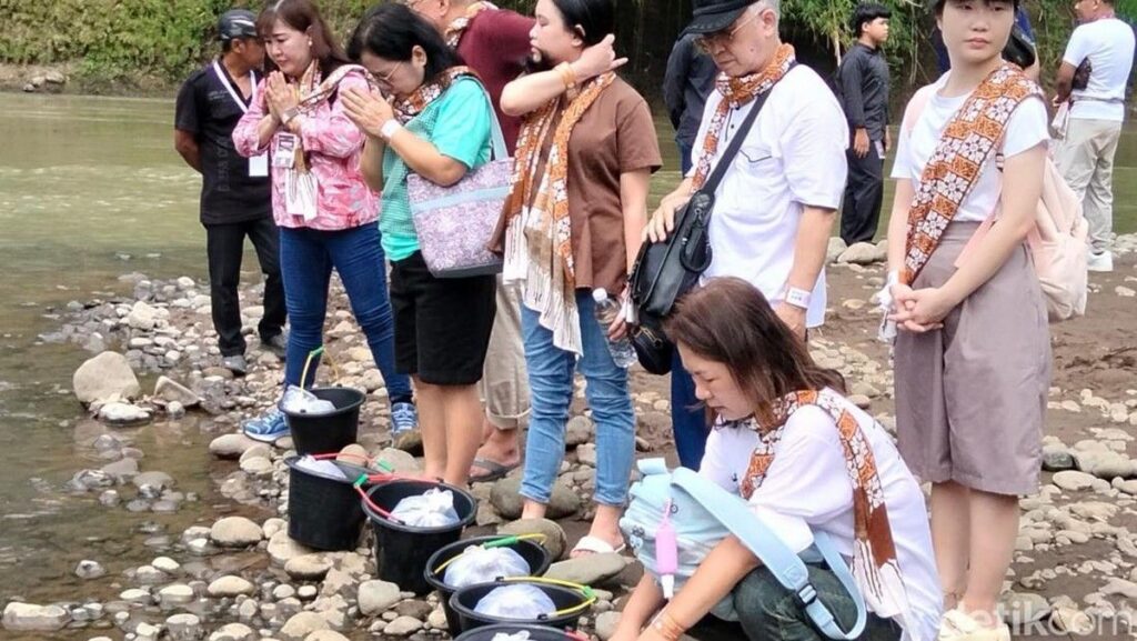 Umat Buddha Lepas Ribuan Ikan Melem di Sungai Progo Magelang