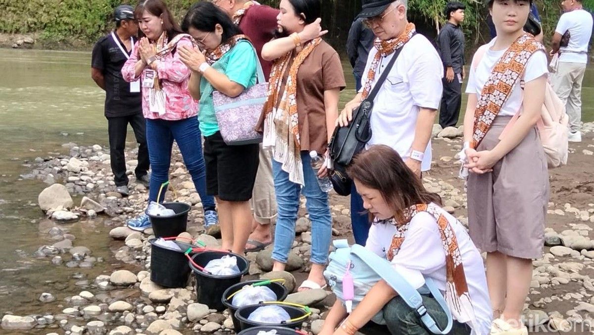 Umat Buddha Lepas Ribuan Ikan Melem di Sungai Progo Magelang