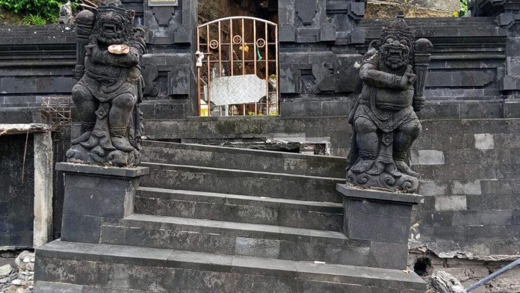 Abrasi Pantai Jembrana Kian Parah Mengancam Pura Rambut Siwi