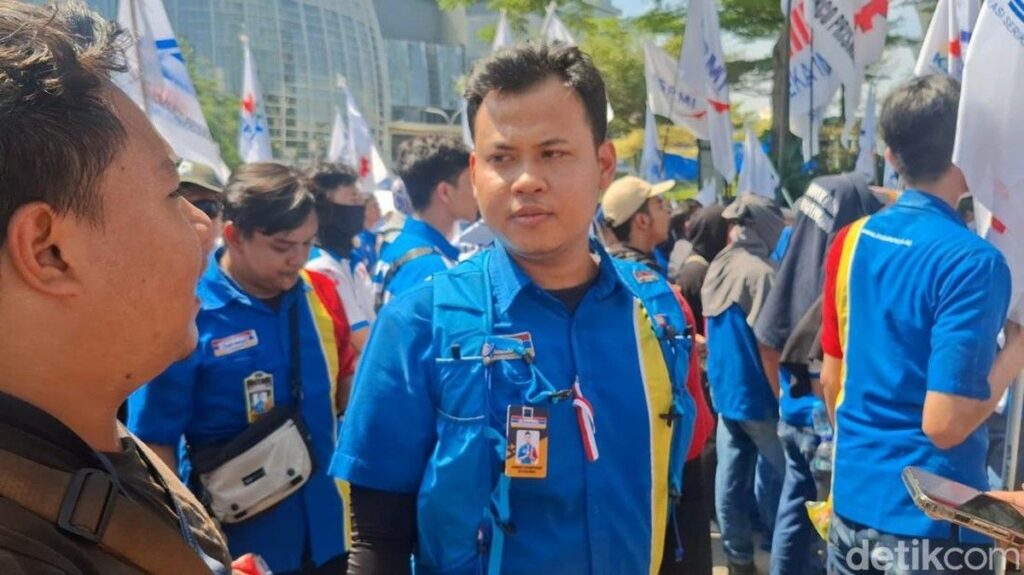 Massa Buruh Demo Menara Indomaret Tuntut Pembayaran Upah Lembur