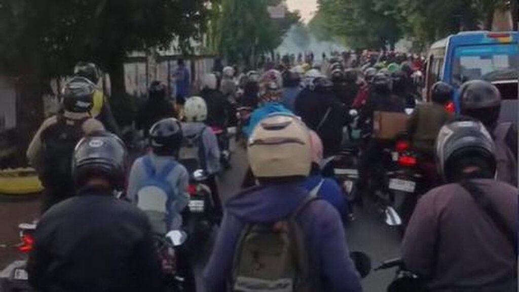 Tawuran Warga di Klender Mengakibatkan Kemacetan Parah Jalan Raya