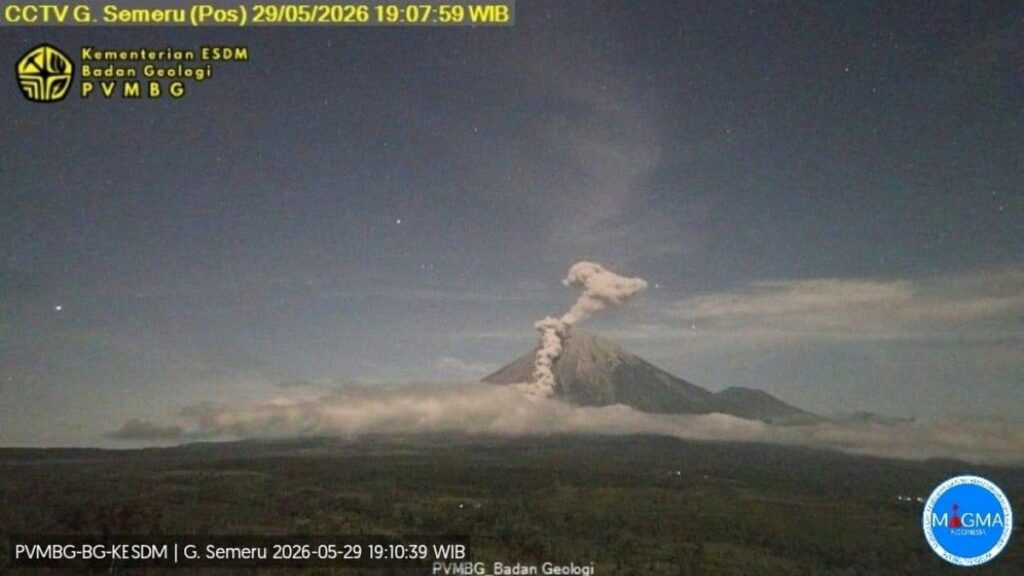 Gunung Semeru Meletus Keluarkan Kolom Abu Setinggi 2.000 Meter