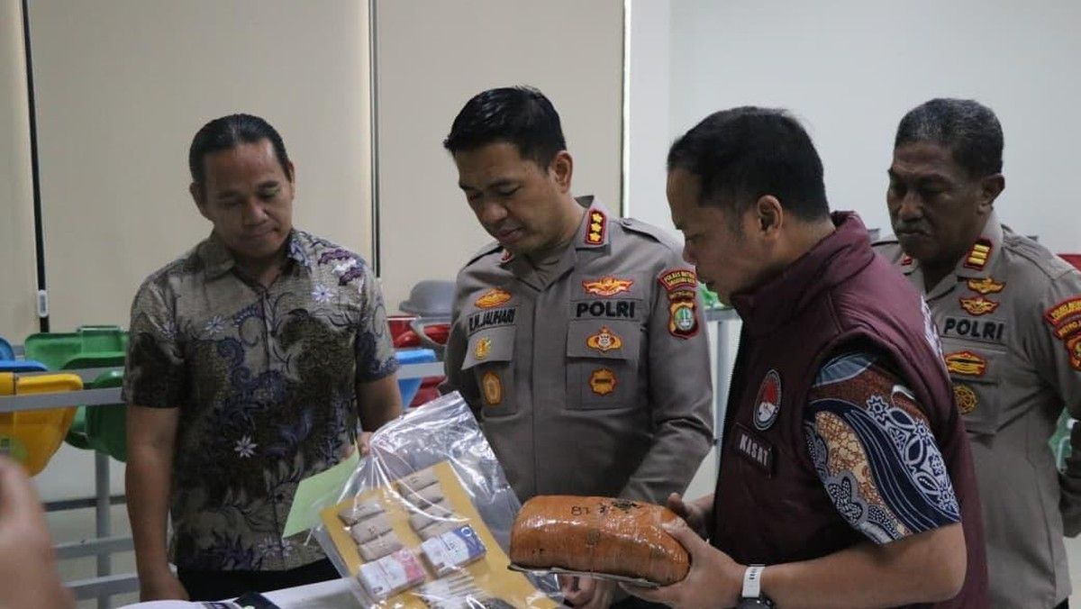 Polres Metro Tangerang Kota Menangkap Pengedar Ganja Satu Kilogram