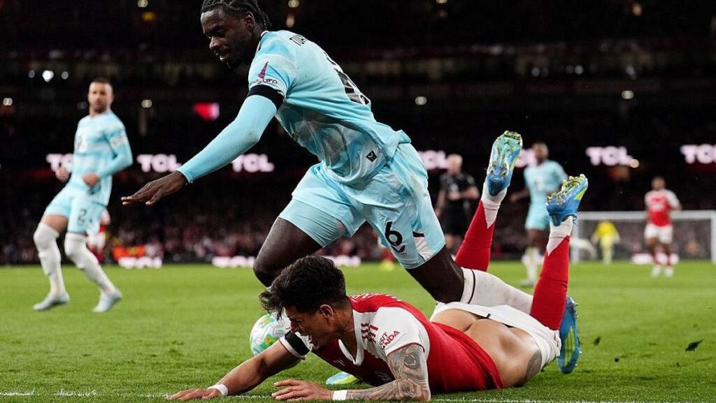 Celana Piero Hincapie Melorot dalam Laga Arsenal Melawan Burnley