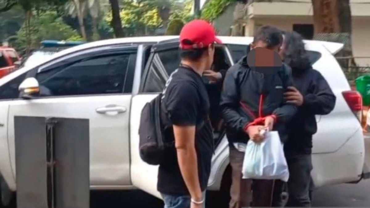 Polisi Menangkap Sopir Taksi Online Perusak Mobil di Tol JORR