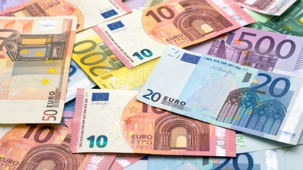 Dolar AS dan Euro Menguat Terhadap Zloty Polandia