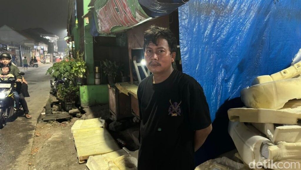 Kebakaran Gudang Limbah di Cikarang Barat Hanguskan Tujuh Rumah