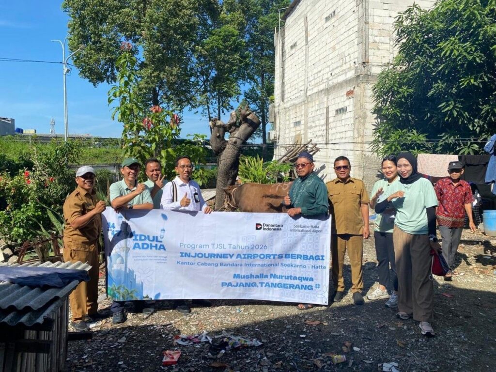InJourney Airports Salurkan Puluhan Hewan Kurban di Sekitar Bandara