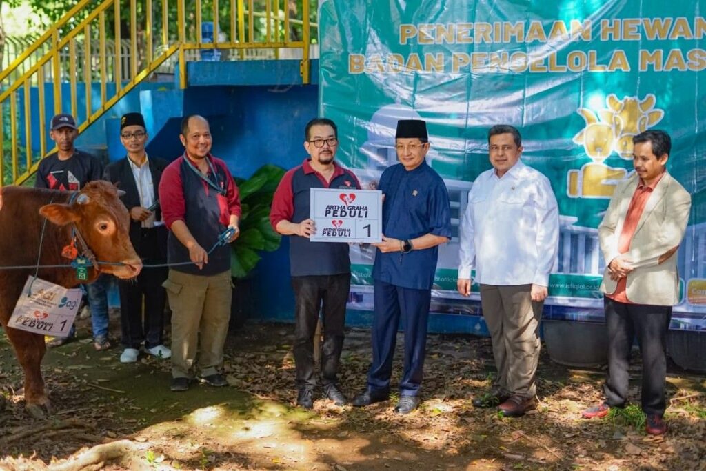 Artha Graha Peduli Salurkan Ratusan Hewan Kurban ke Berbagai Wilayah