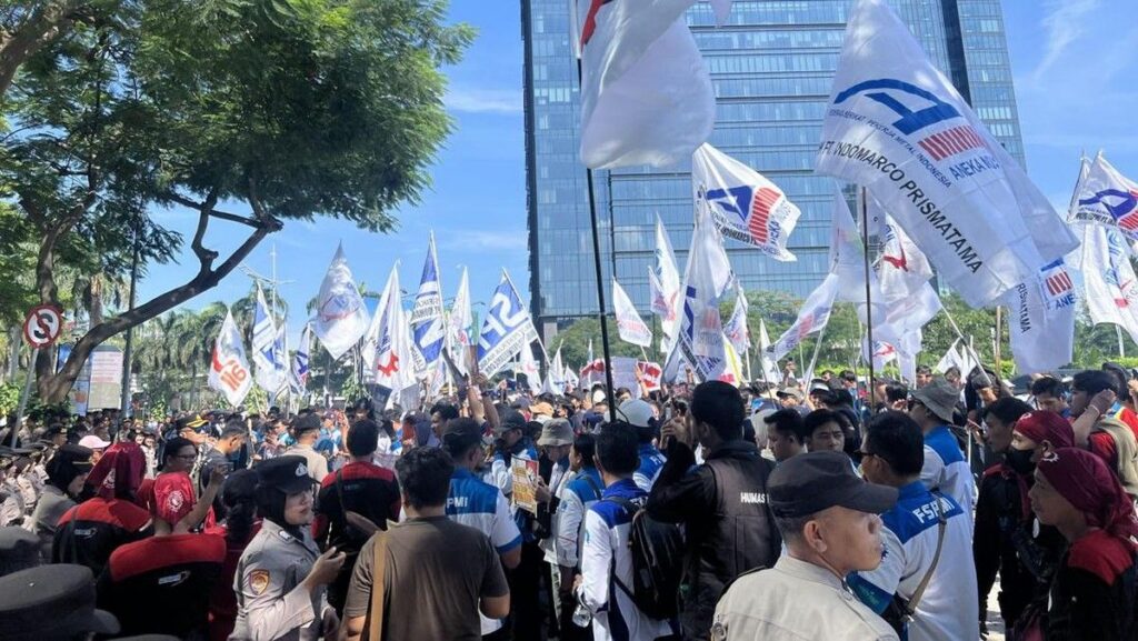 Pegawai Indomaret Unjuk Rasa Tolak Perubahan Skema Upah Lembur
