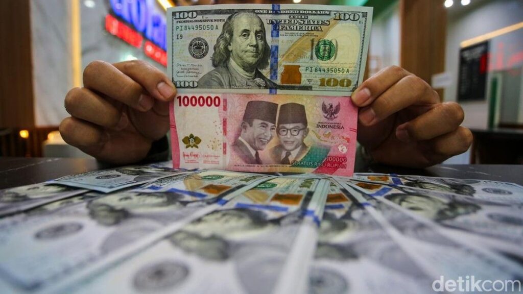 Rupiah Meroket ke Rp17.881 per Dolar AS, Ekonom Beberkan Dampak Ngeri Bagi Ekonomi
