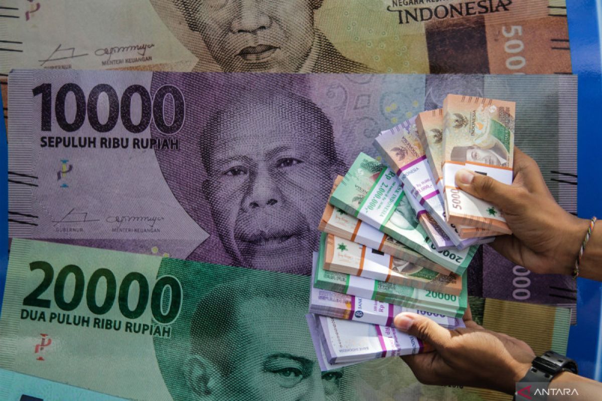 Rupiah Ambles ke Rp17.706 per Dolar AS Akibat Sentimen Negatif Pasar