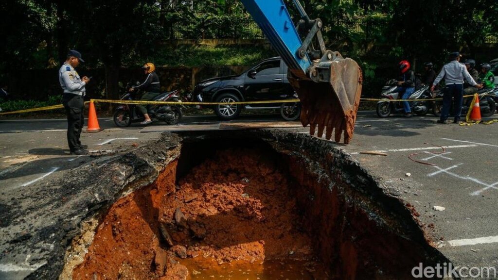 Sudin SDA Jakarta Selatan Targetkan Jalan Amblas Lenteng Agung Normal Tiga Hari