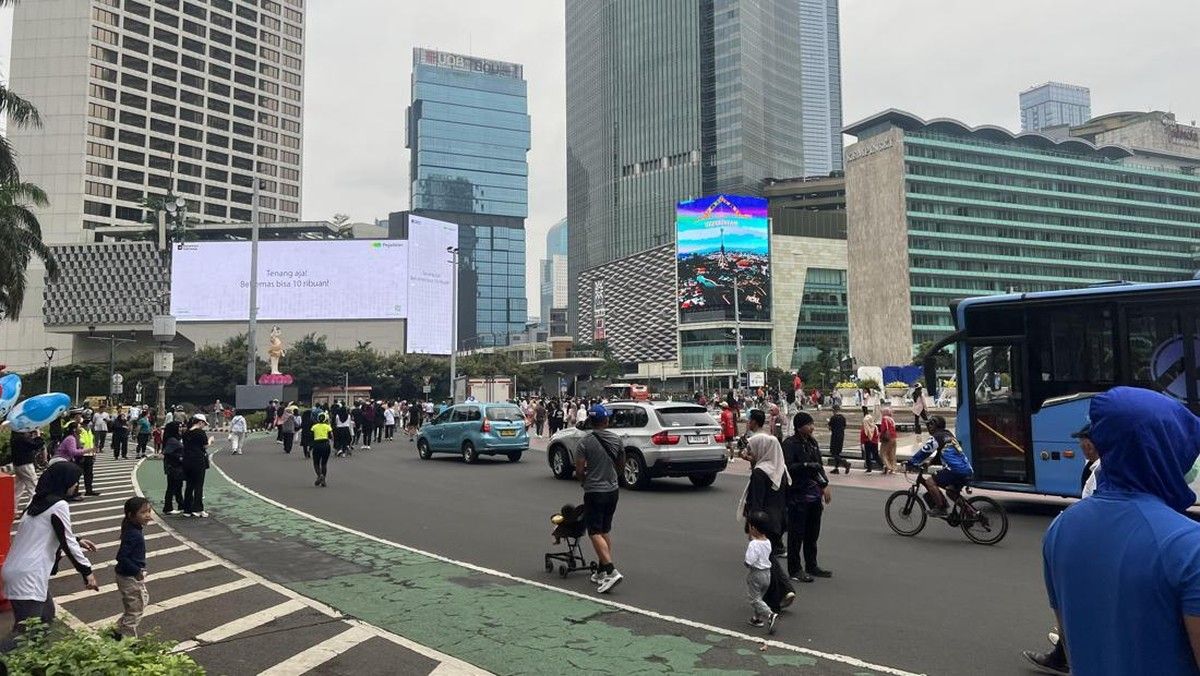 Warga Jakarta Tetap Padati Kawasan Bundaran HI untuk Berolahraga
