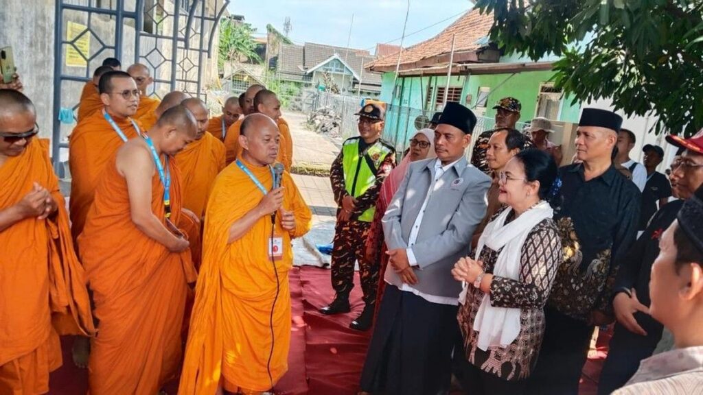 Wali Kota Semarang Sambut Rombongan Biksu Thudong di Masjid Al Falah