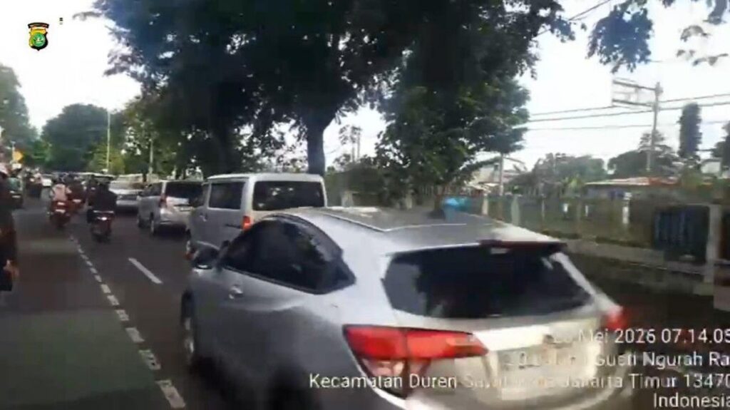 Polisi Membubarkan Tawuran Warga di Dekat Stasiun Klender
