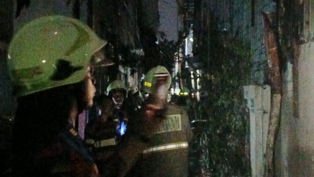 Gulkarmat Padamkan Kobaran Api Susulan di Tambora Jakarta Barat