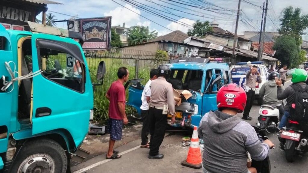 Angkot Tabrak Truk Tangki Air di Bogor Tiga Orang Terluka