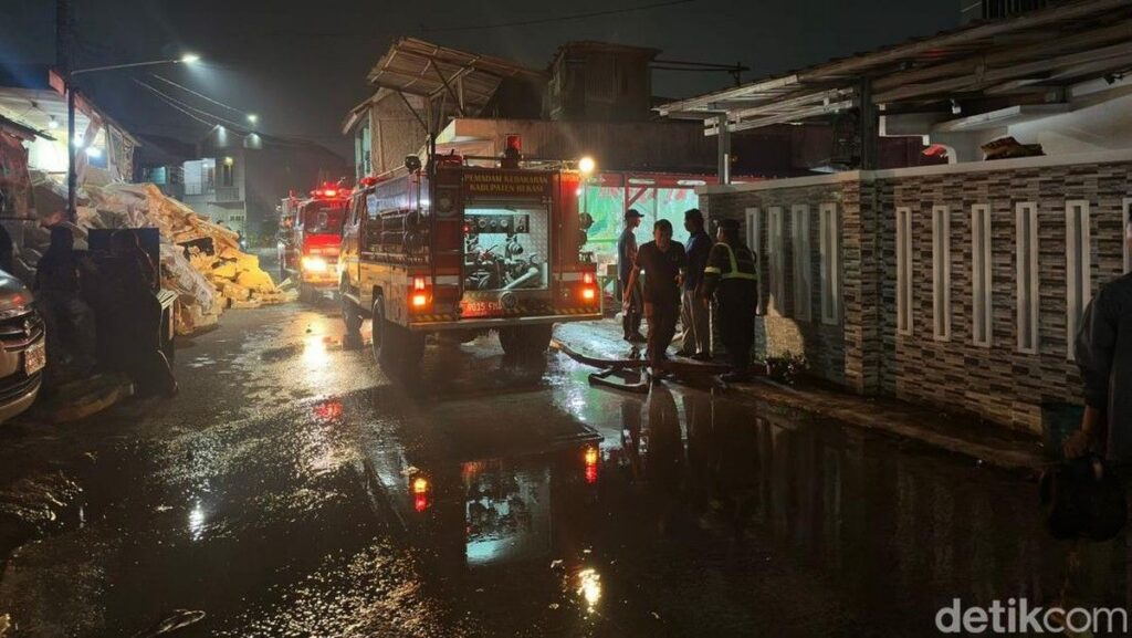 Kebakaran Gudang Limbah Lawon Hanguskan Tujuh Rumah di Cikarang Barat