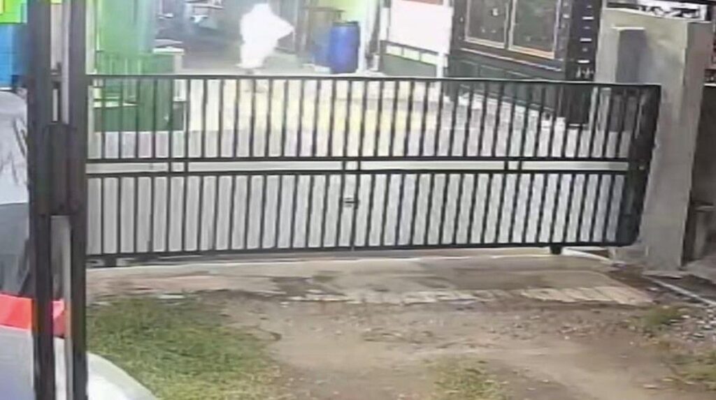 Polisi Selidiki Rekaman CCTV Penampakan Pocong Berlari di Depok