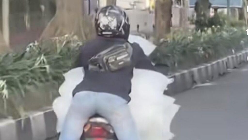 Polresta Bogor Kota Tindak Pengendara Motor Angkut Es Batu Layaknya Superman
