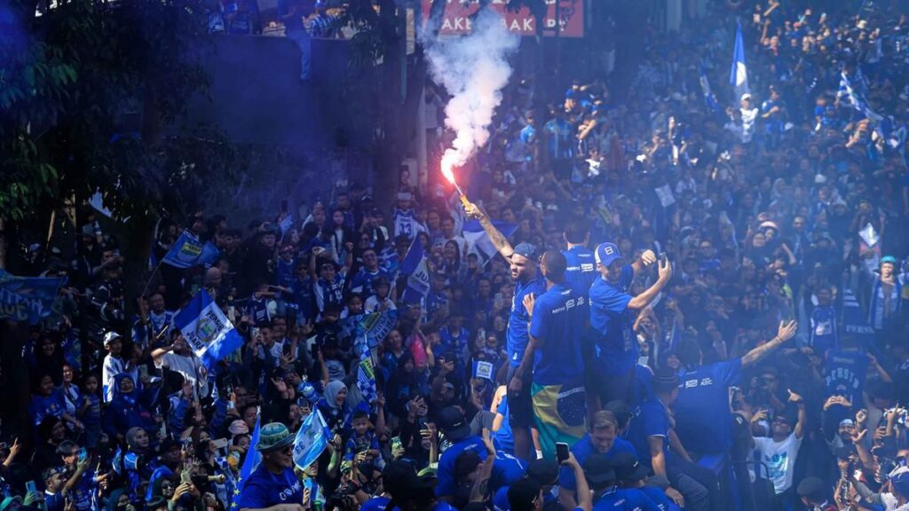 Pawai Juara Persib Bandung Diwarnai Ketidaktertiban Bobotoh di Jalan Asia Afrika