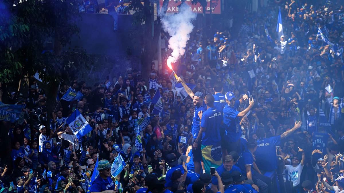Pawai Juara Persib Bandung Diwarnai Ketidaktertiban Bobotoh di Jalan Asia Afrika