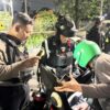 Polisi Evakuasi Pengemudi Ojek Online Pingsan di Cipinang Muara