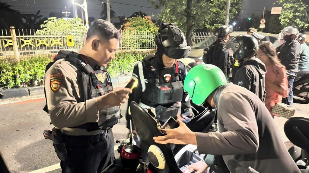 Polisi Evakuasi Pengemudi Ojek Online Pingsan di Cipinang Muara