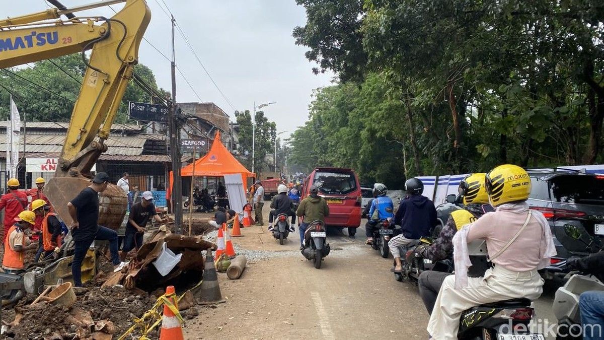 Pekerja Kejar Target Pengecoran Jalan Amblas di Lenteng Agung
