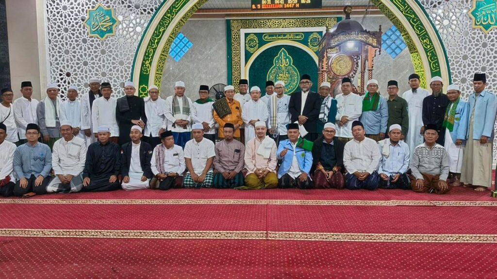 Gubernur Jambi Al Haris Salurkan Bantuan di Masjid Babul Fattah