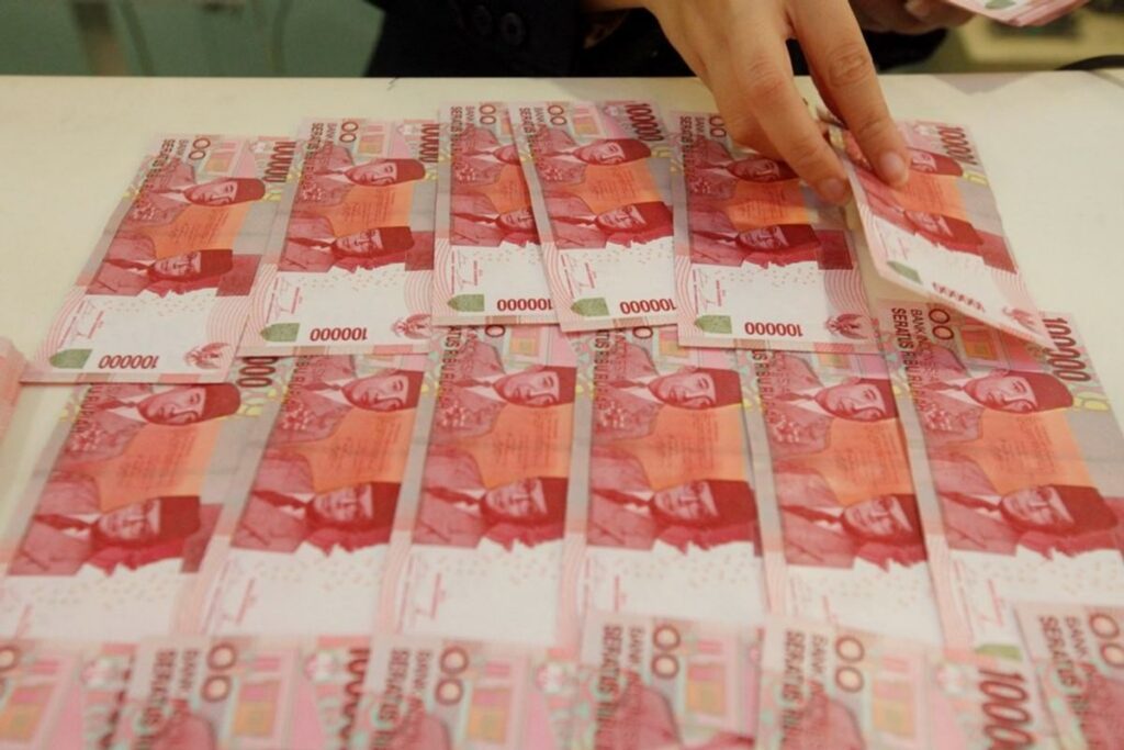 Dolar AS Menekan Rupiah hingga Melemah ke Level Rp17.704