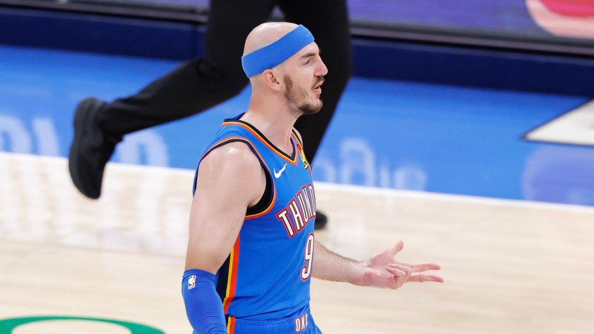 Alex Caruso Dorong Kamerawan dalam Laga Thunder Lawan Spurs
