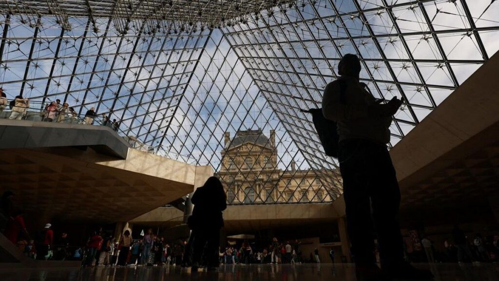 Prancis Tunjuk Arsitek Internasional Renovasi Besar Museum Louvre Paris