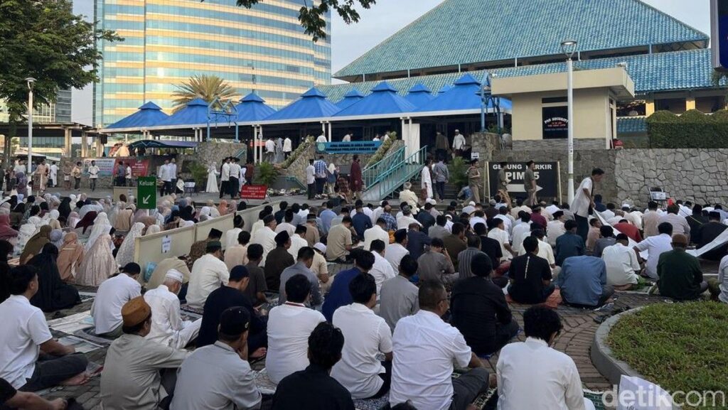 Jemaah Padati Salat Idul Adha di Masjid Raya Pondok Indah