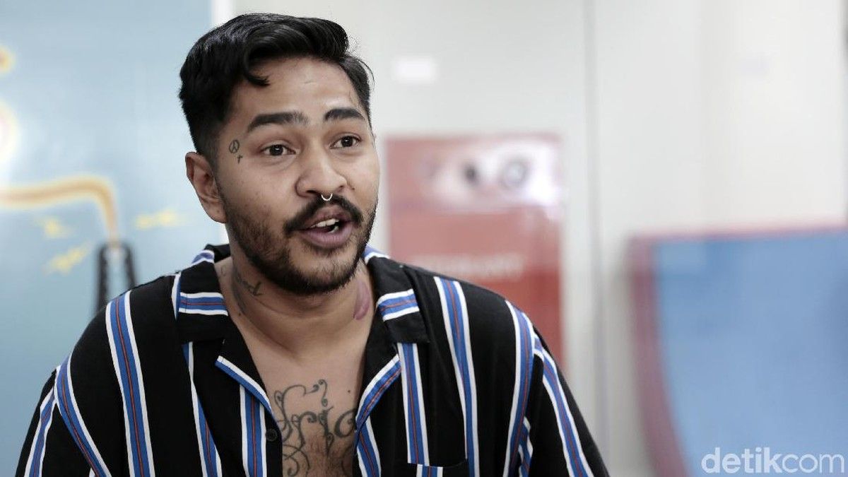 Onadio Leonardo Tanggapi Video Viral Belanja Tanpa Alas Kaki di Banyuwangi