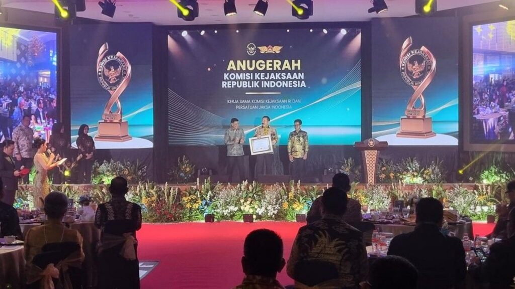 Jaksa Agung ST Burhanuddin Raih Penghargaan Komisi Kejaksaan