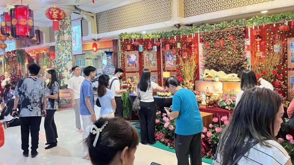 Umat Buddha Padati Wihara Ekayana Arama Rayakan Hari Raya Waisak