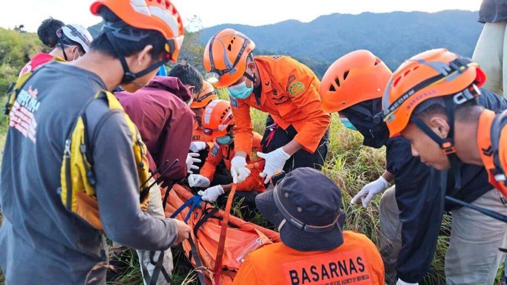 Petir Sambar Lima Pendaki di Gunung Monrolo Maros Satu Tewas